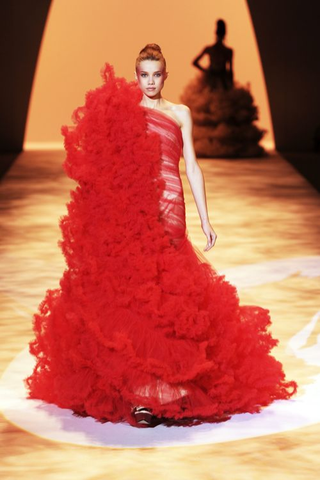 Illustration for article titled Christian Siriano Spring 2011: Romance, Drama, Ferosh!